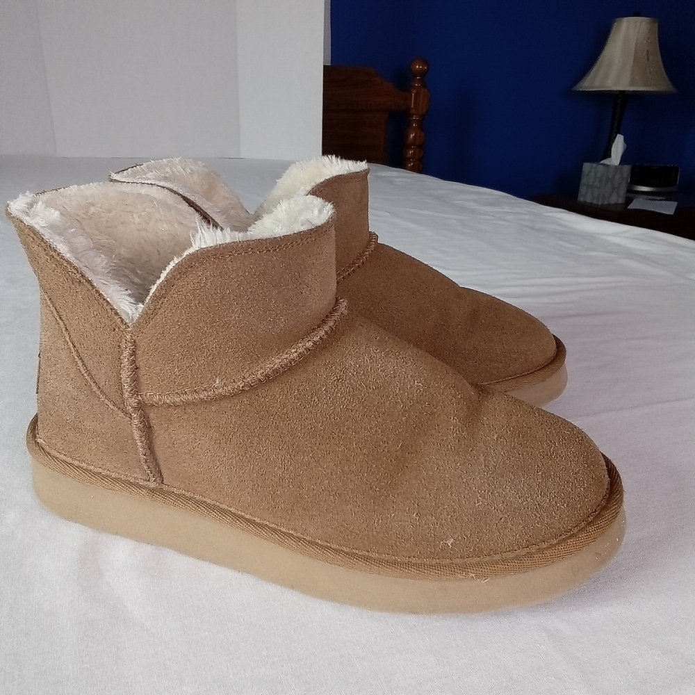 Minnetonka Women's Mavie Suede Leather Ankle Slipper Boots Size 9 Tan Shearling